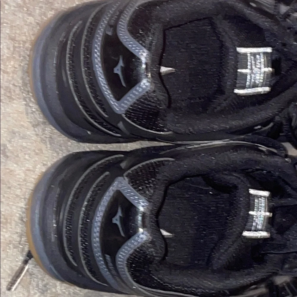 Mizuno sleek black